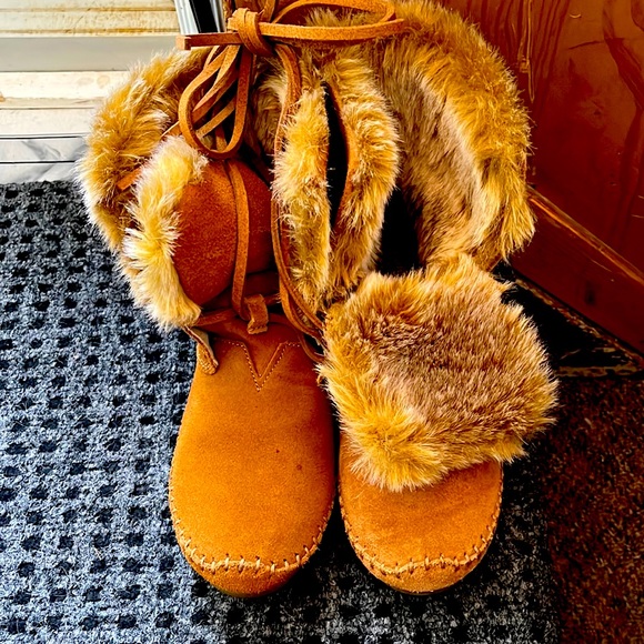 Toms size 5 1/2 suede mid boots with faux fur in excellent condition - Picture 1 of 5